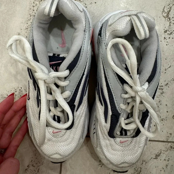 Nike Girl’s Pink Althetic Tennis Shoes - Picture 9 of 9